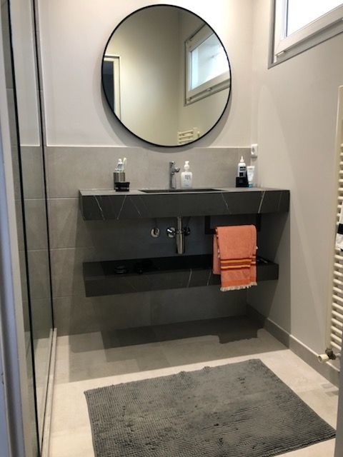 Ensemble de salle de bains gris et noir