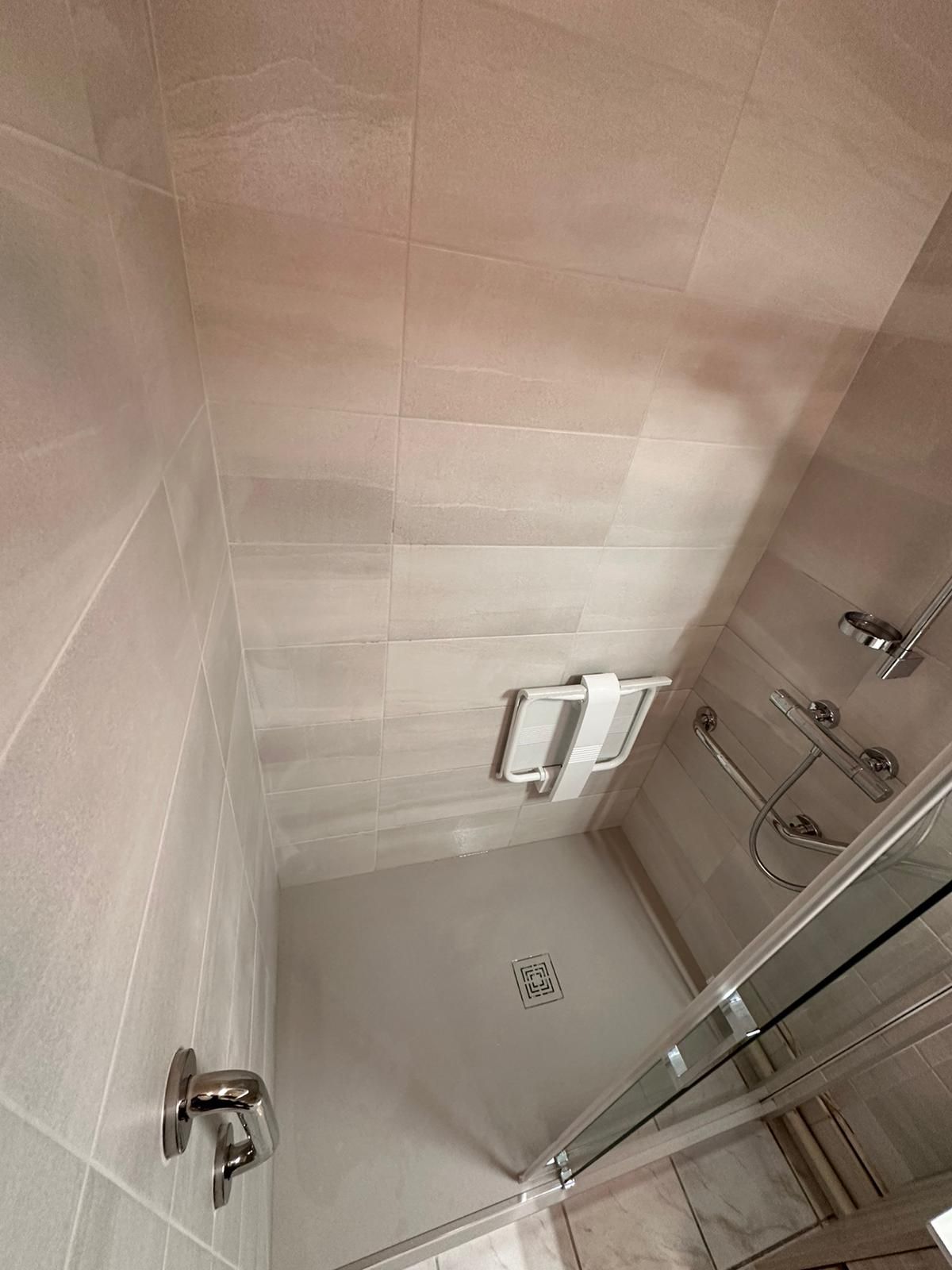 Intérieur d'une douche accessible pour les PMR