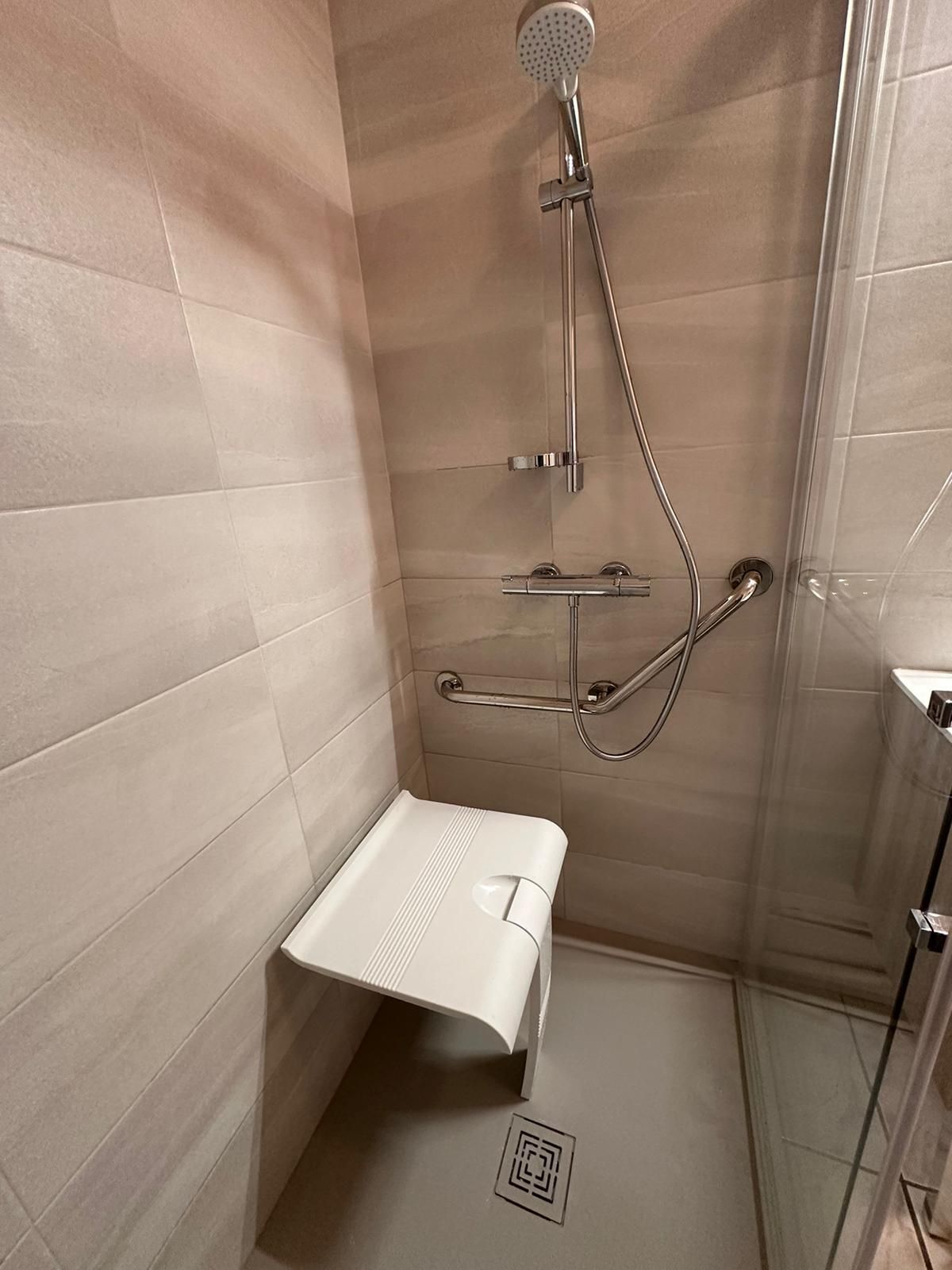 Siège et barre d'appui dans une douche