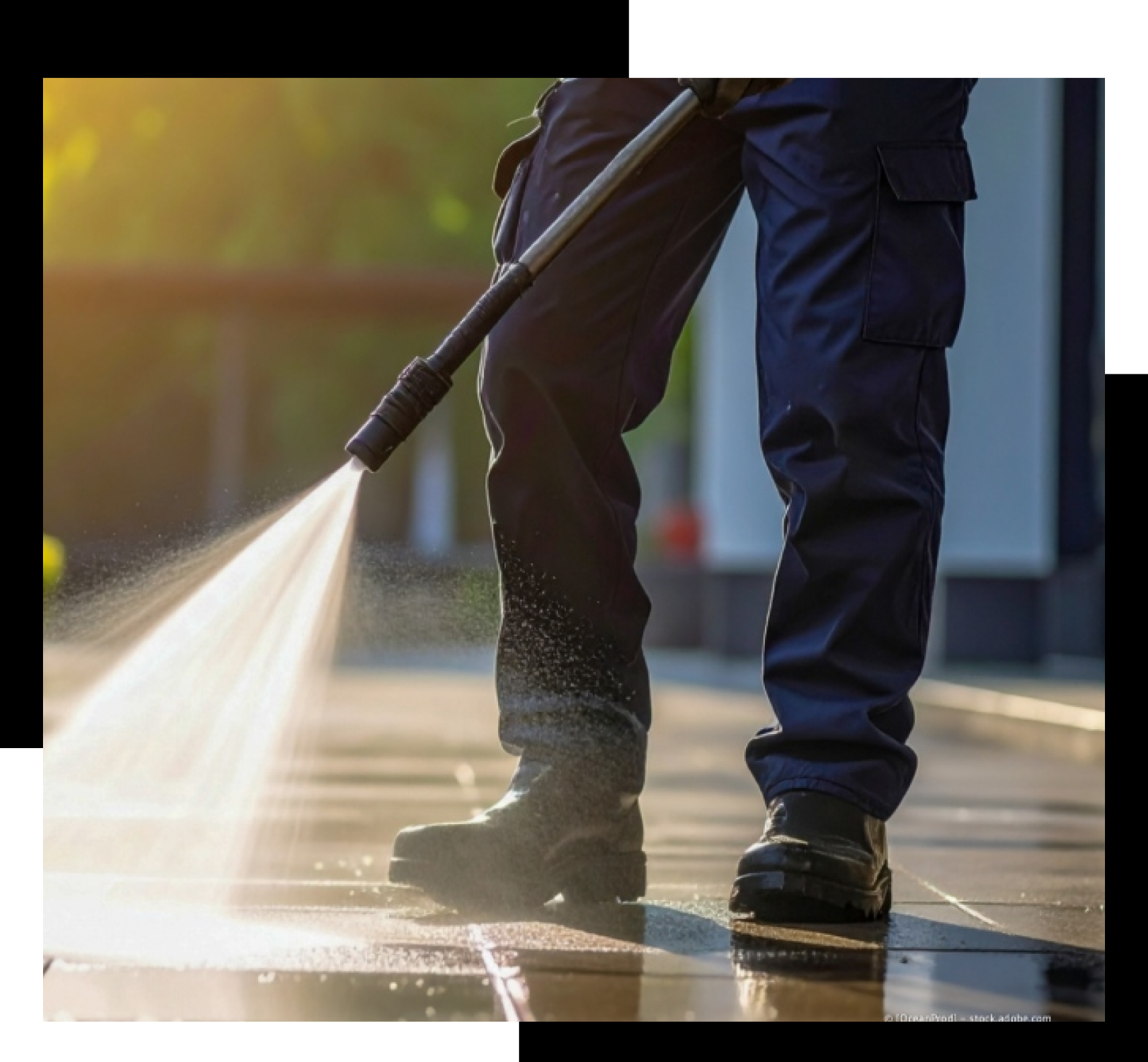 Person im Schutzanzug reinigt eine Edelstahloberfläche im Labor.