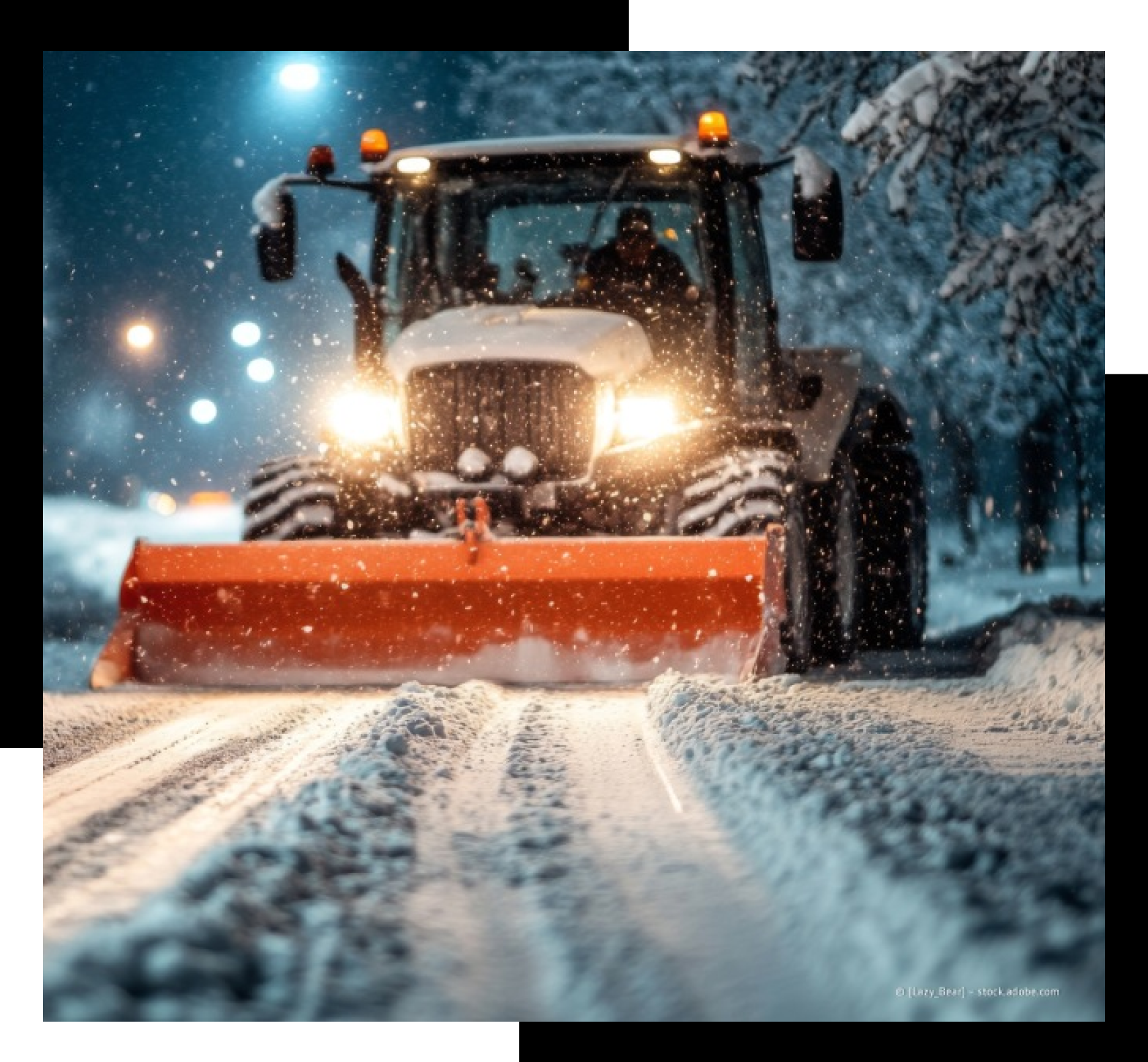 Schneepflug räumt nachts eine verschneite Straße, Scheinwerfer eingeschaltet, orangefarbene Klinge schiebt Schnee.