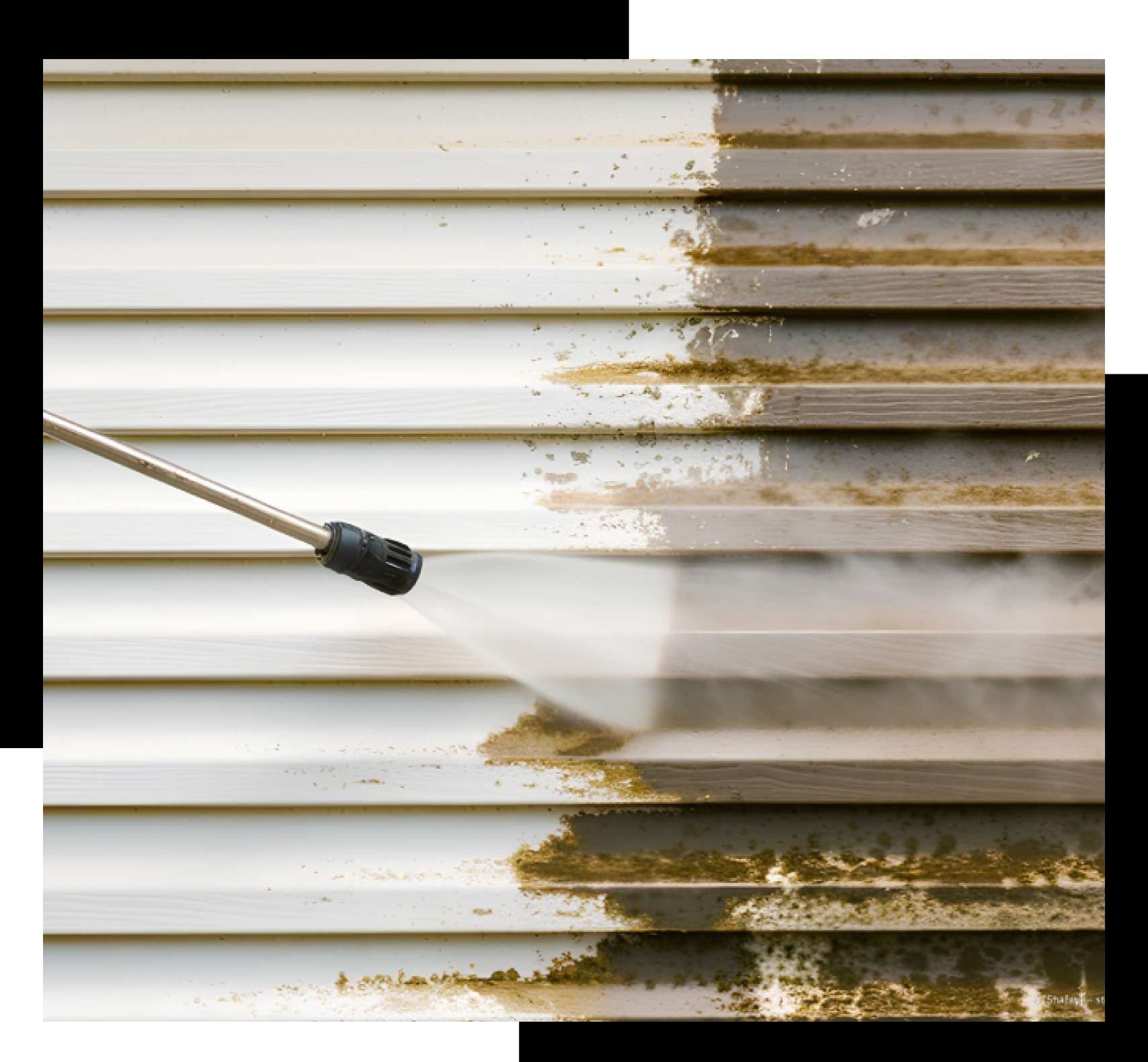 Schneepflug räumt nachts eine verschneite Straße, Scheinwerfer eingeschaltet, orangefarbene Klinge schiebt Schnee.