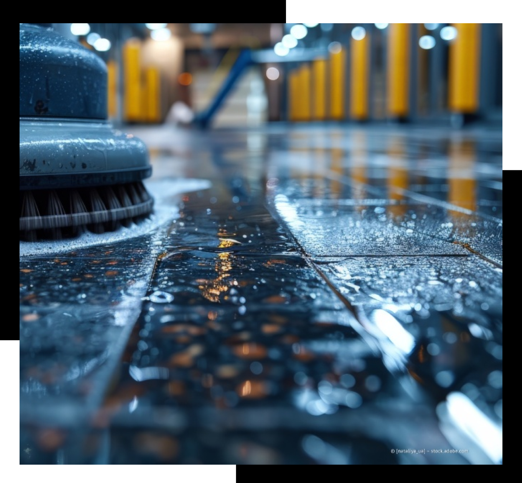 Durch Hochdruckreinigung der Außenverkleidung wird Schmutz entfernt und eine saubere, helle Oberfläche freigelegt.