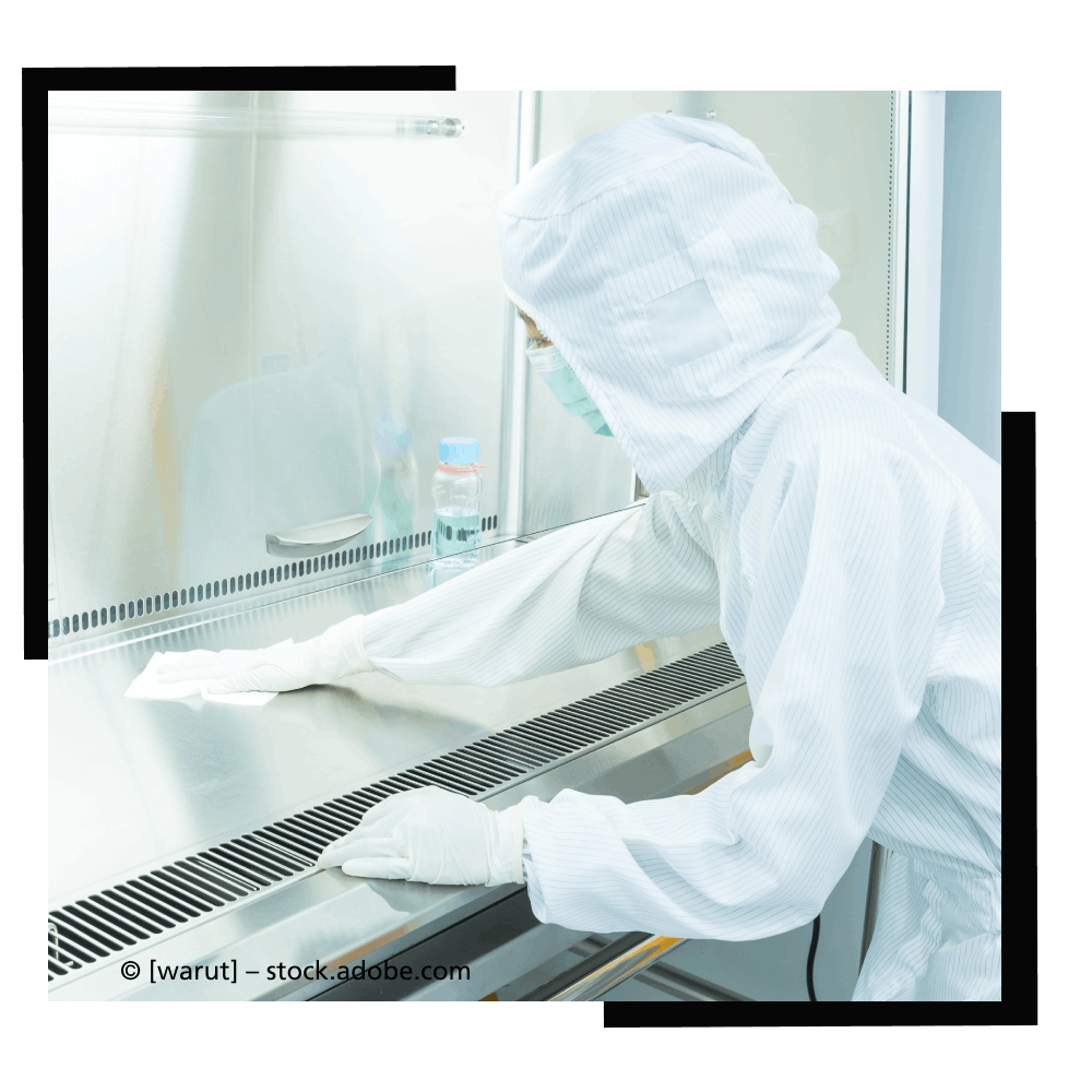 Schneepflug räumt nachts eine verschneite Straße, Scheinwerfer eingeschaltet, orangefarbene Klinge schiebt Schnee.