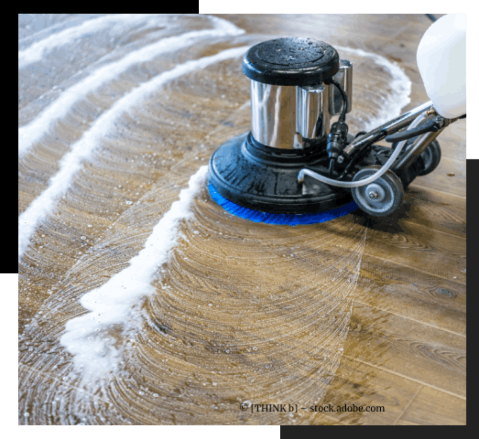 Bodenreinigungsmaschine schrubbt einen nassen, reflektierenden Boden.