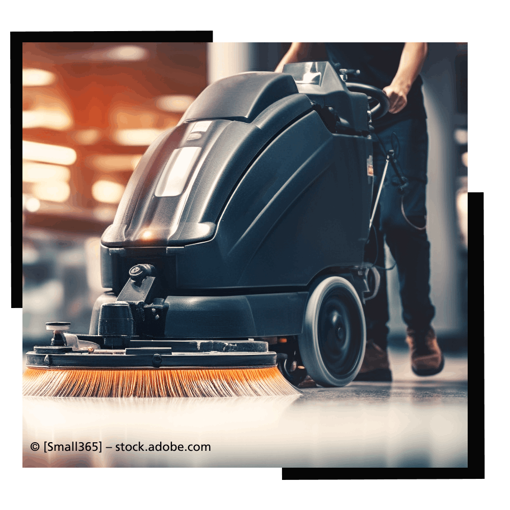 Hochdruckreiniger entfernt Graffiti von einer Ziegelwand.