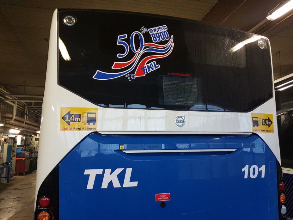 Kirjoitusta bussin kyljessä.