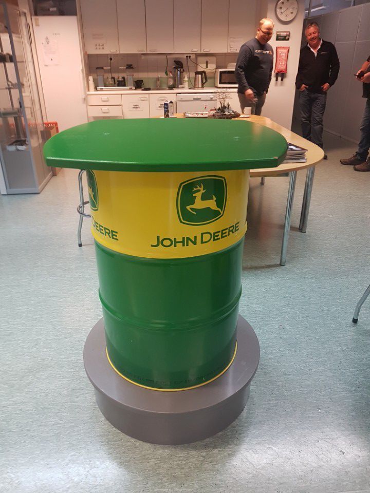 Mainos maalattuna pöytään.