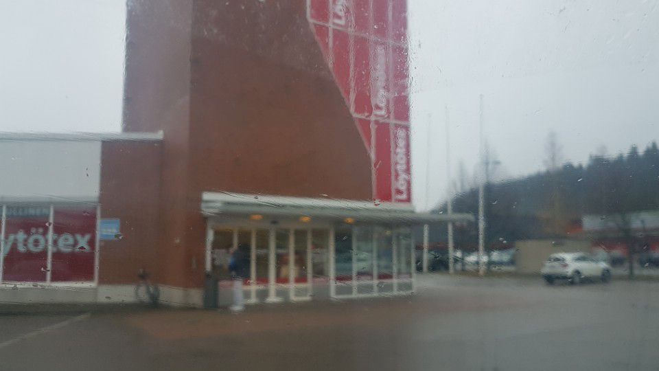 Kaupan mainoksia rakennuksen seinällä.