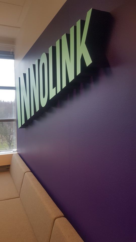 Kolmiulotteinen teksti seinällä.