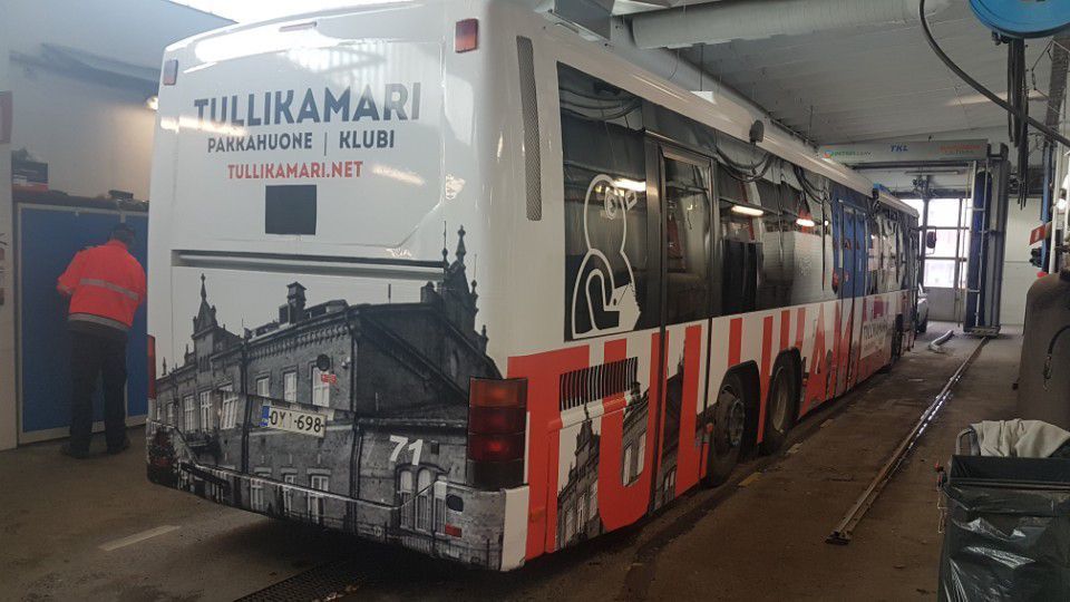 Bussin pintaan maalattu mainos.