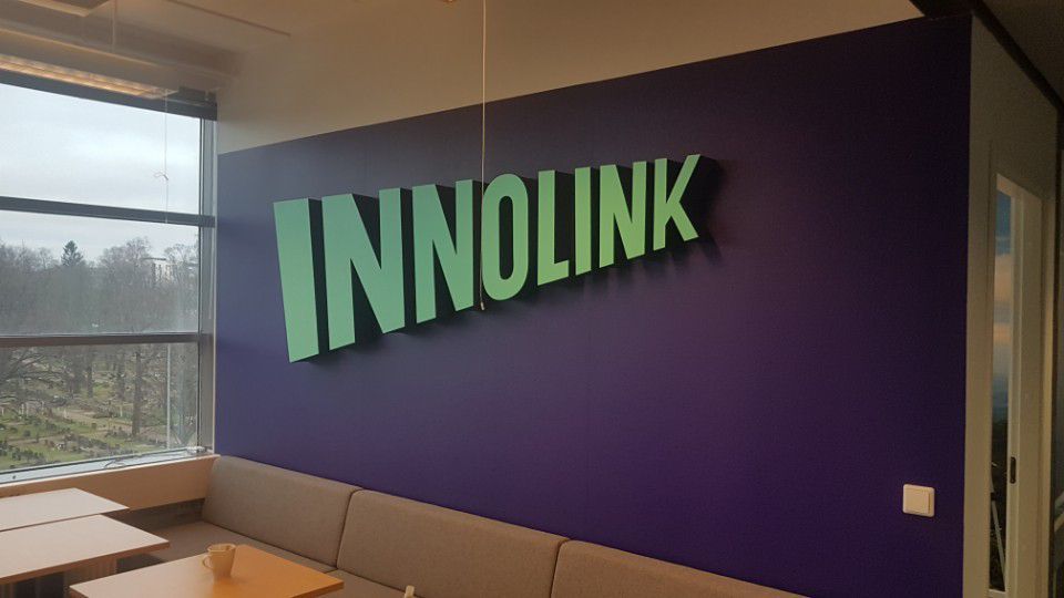 Kolmiulotteinen teksti seinällä.