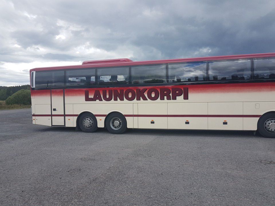 Maalattu bussin kylki.