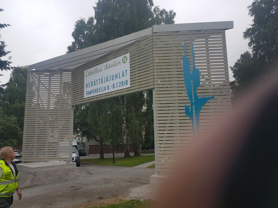 Juhlakyltti rakenteessa.