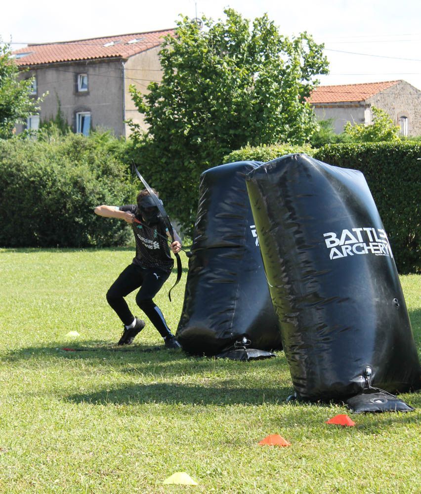 Personne avec un arc prêt à tirer dans de gros sacs