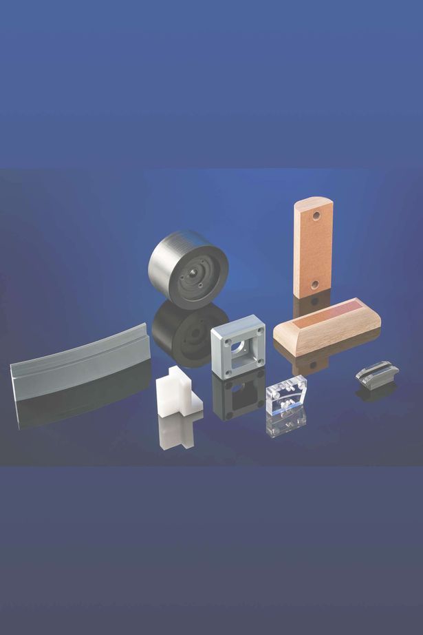 Kunststoffteile auf blauem Untergrund