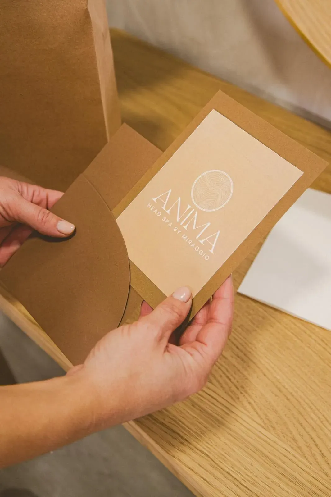 Persona sosteniendo una tarjeta con el logo 