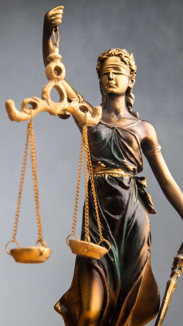 Statue de la Dame Justice, les yeux bandés, tenant une balance et une épée.