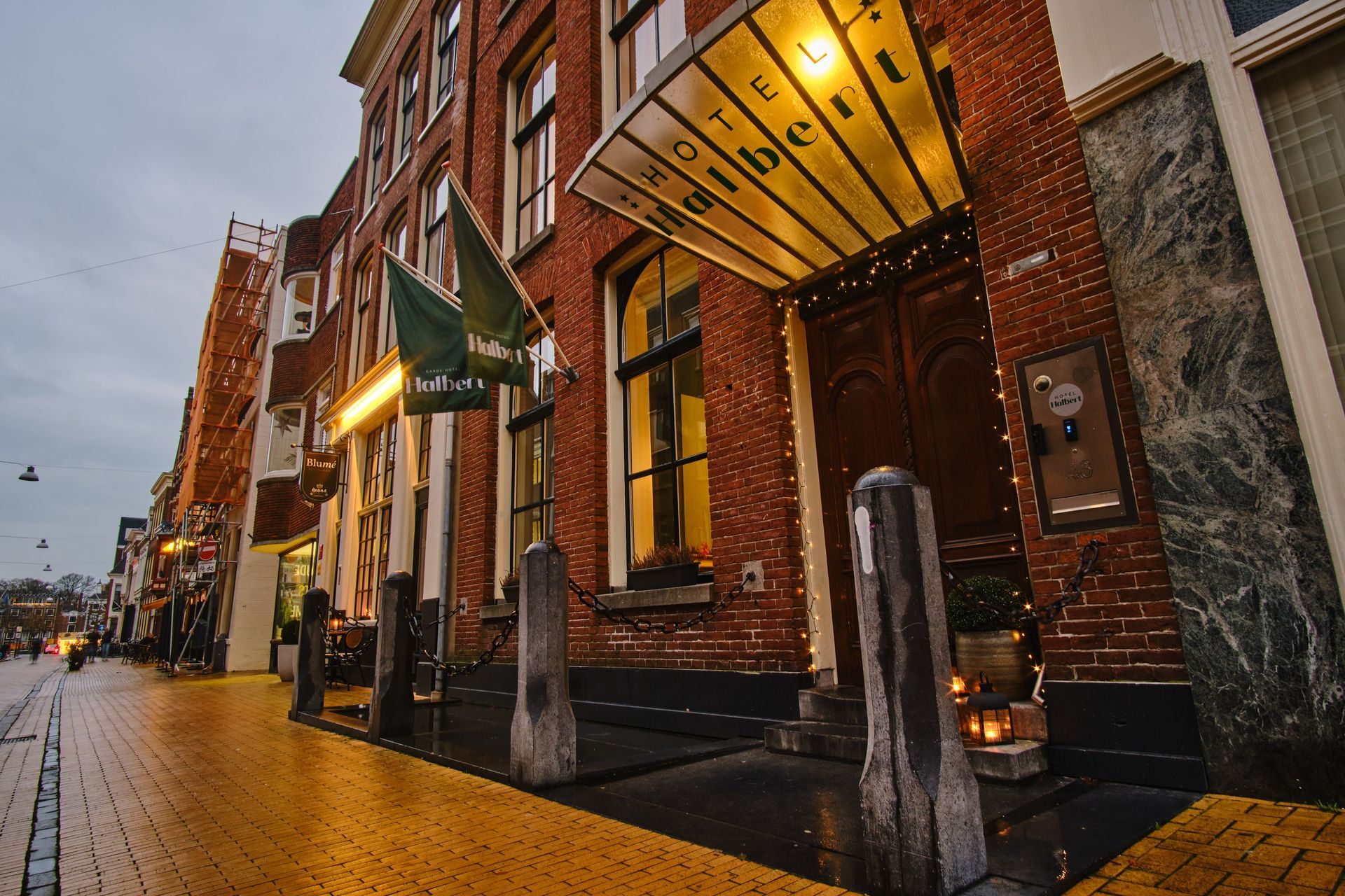 Er zijn veel tafels en stoelen in het restaurant.