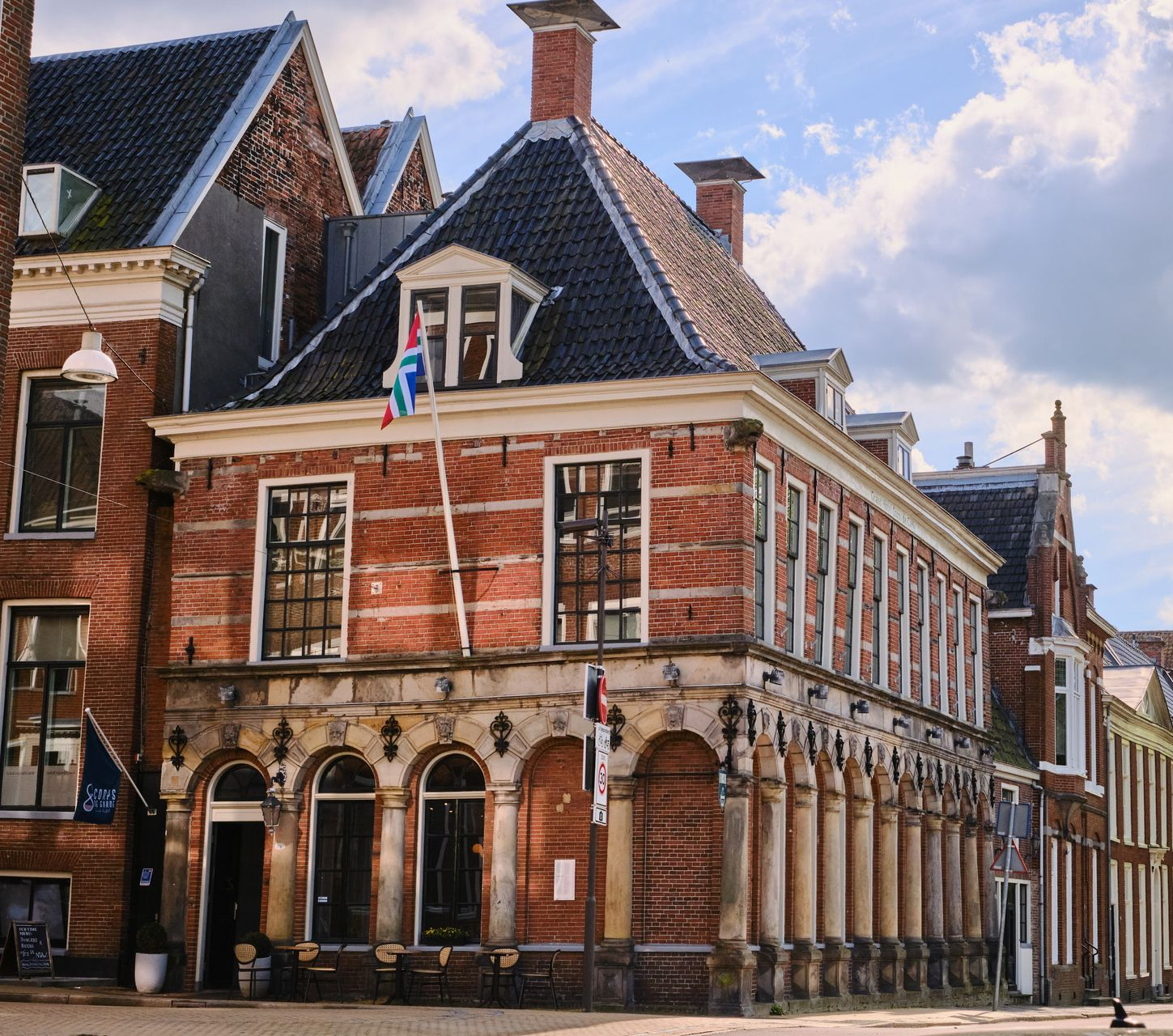 Gevel van Hotel Corps de Garde in het zonnetje, Oude Boteringestraat
