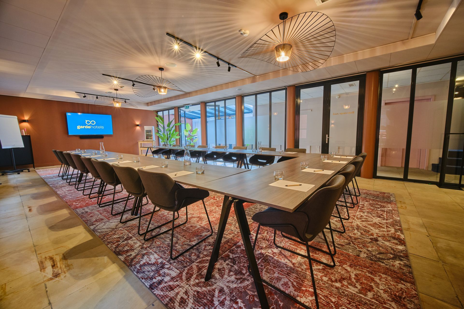 Een grote conferentieruimte met een lange tafel en stoelen.