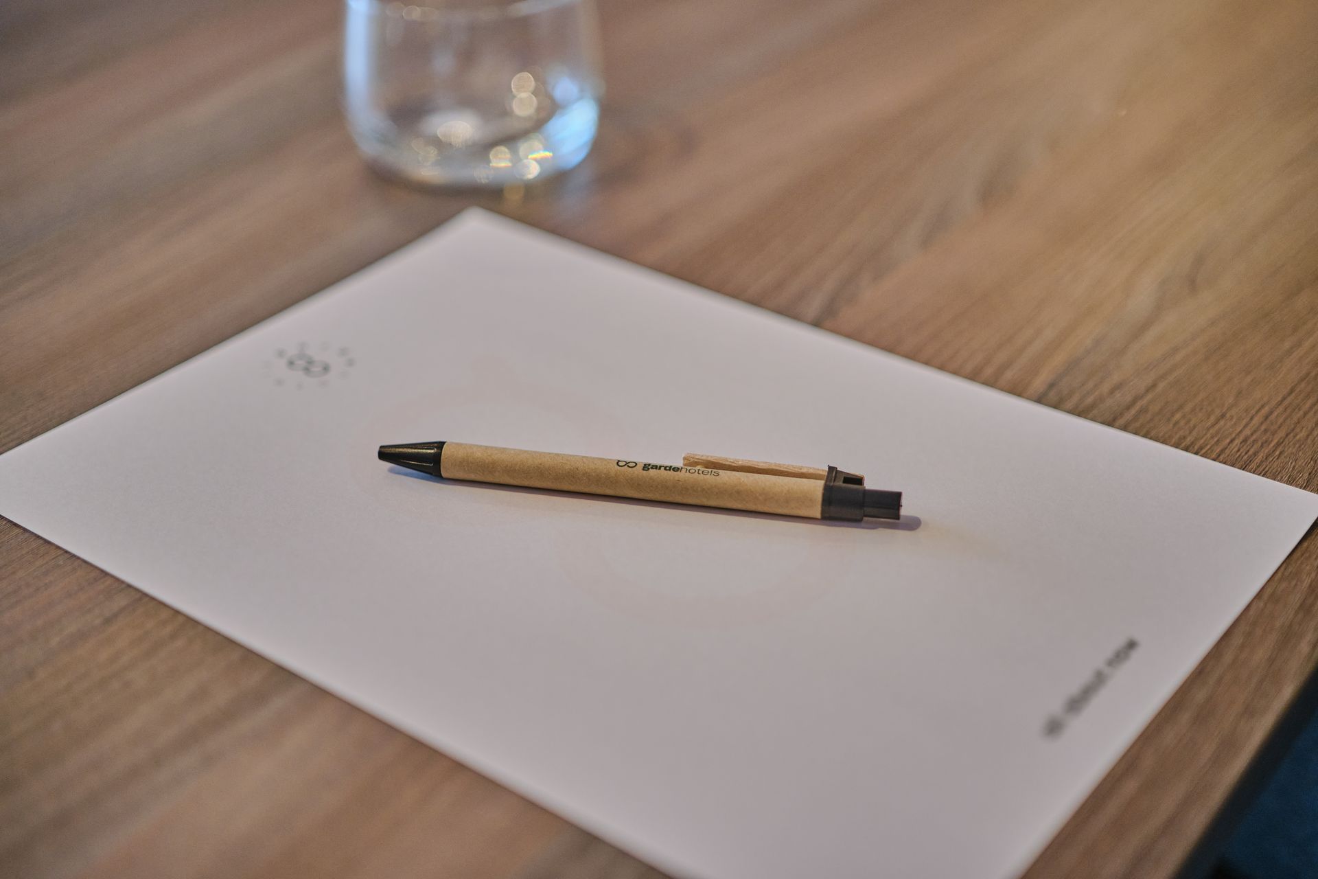 Een vergaderruimte met een lange tafel en stoelen, klaar voor een vergadering.