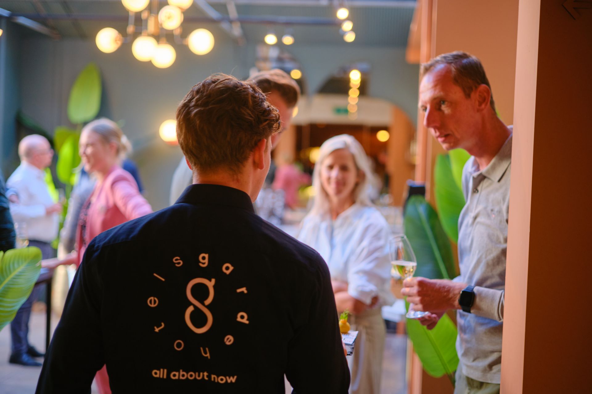 Een vrouw staat voor de receptie van een hotel.