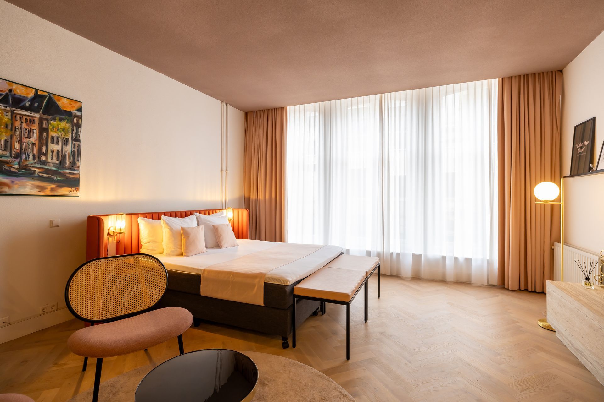 Een grote conferentieruimte met een lange tafel en stoelen.