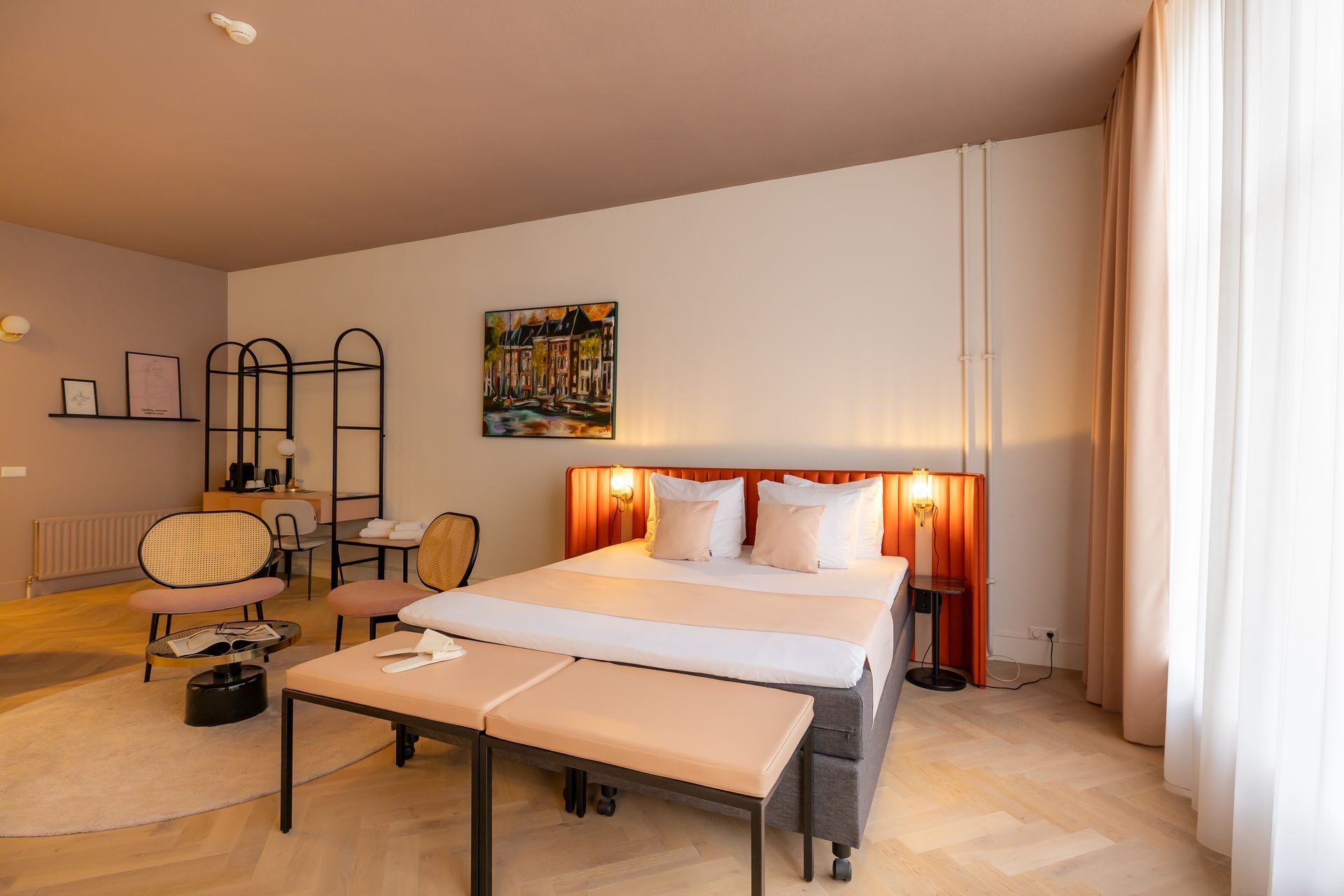 Een grote conferentieruimte met een lange tafel en stoelen.