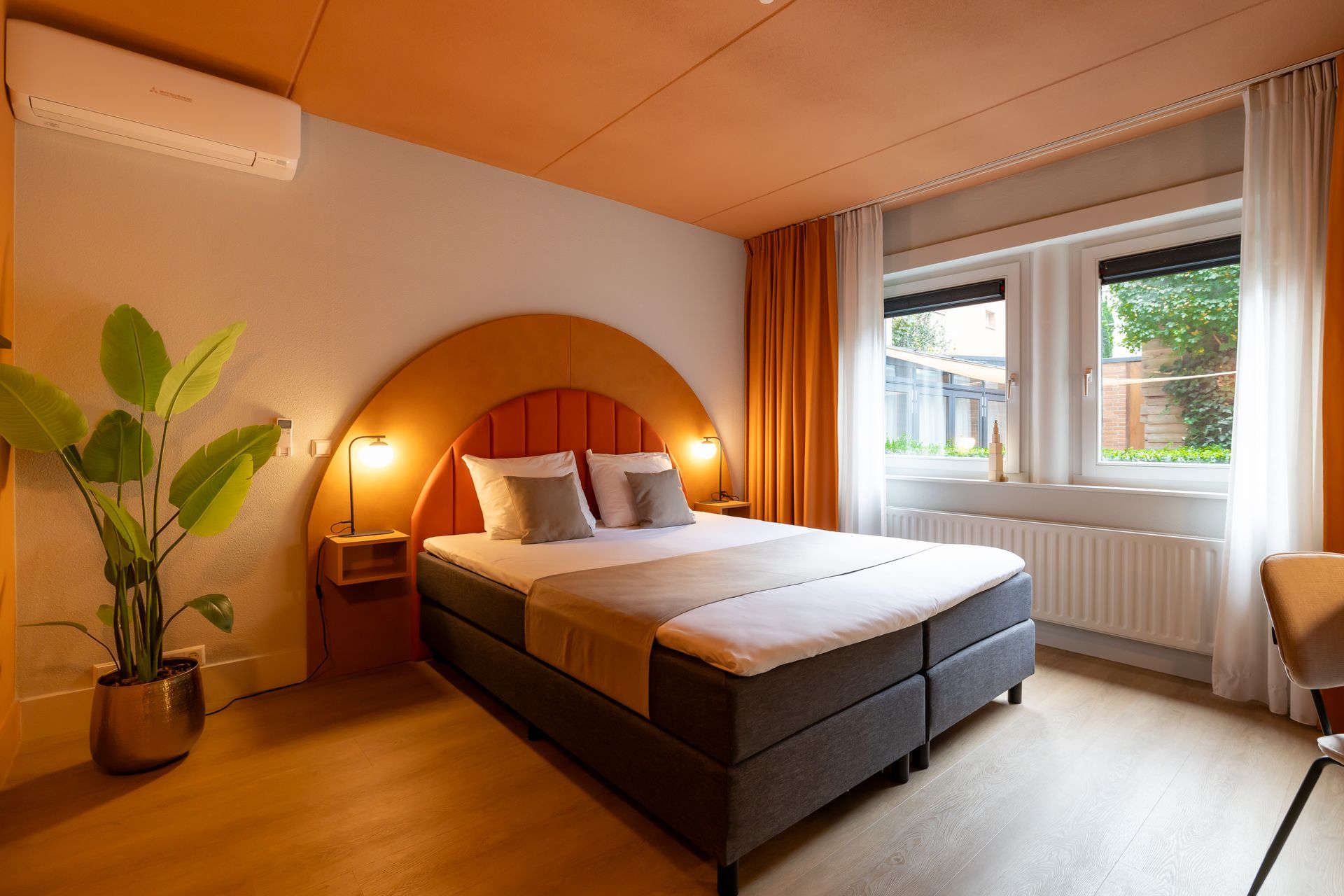 Een vergaderruimte met een lange tafel en stoelen, klaar voor een vergadering.