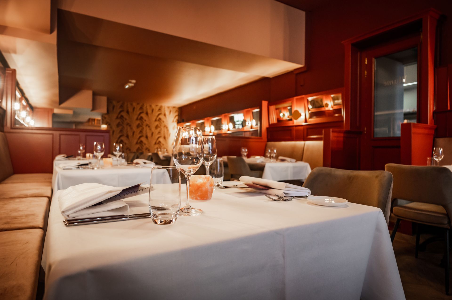 Een groep mensen zit aan tafels in een restaurant.