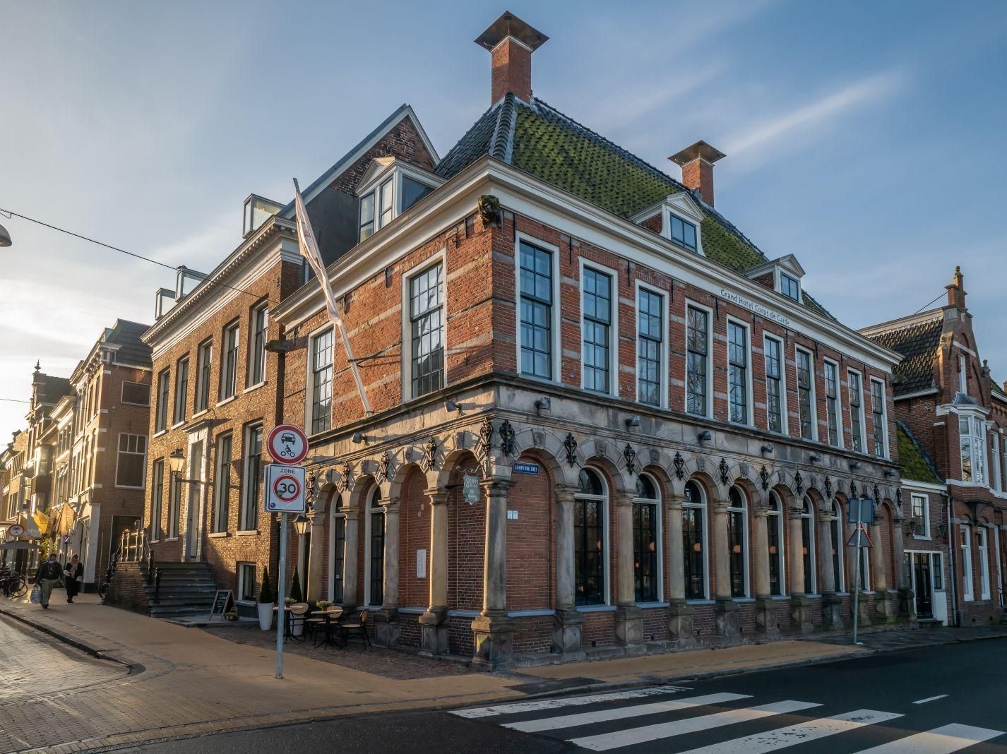 Een restaurant vol tafels, stoelen en glazen wijn.