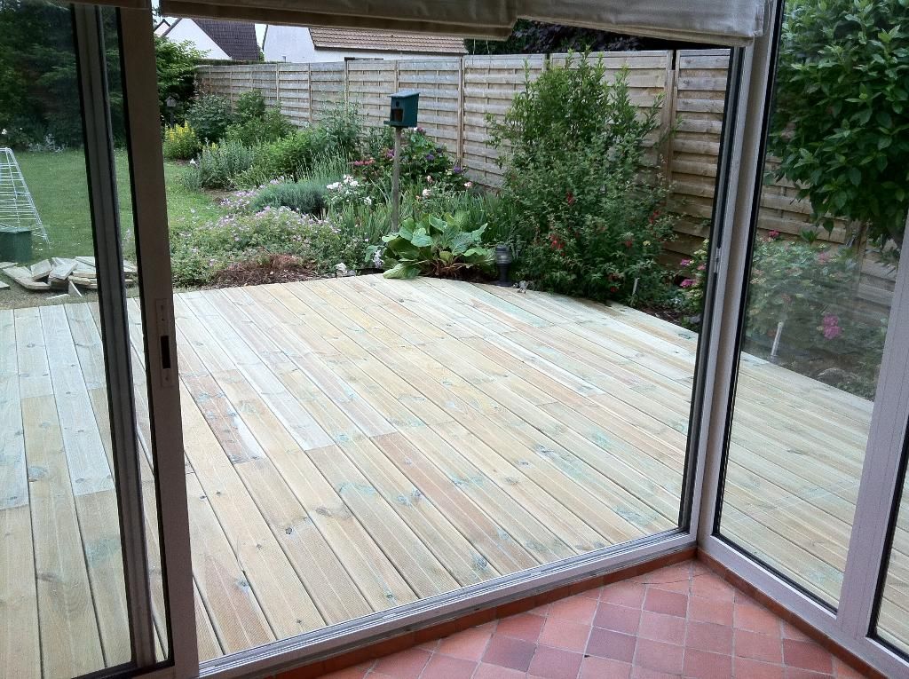 Une terrasse en bois.