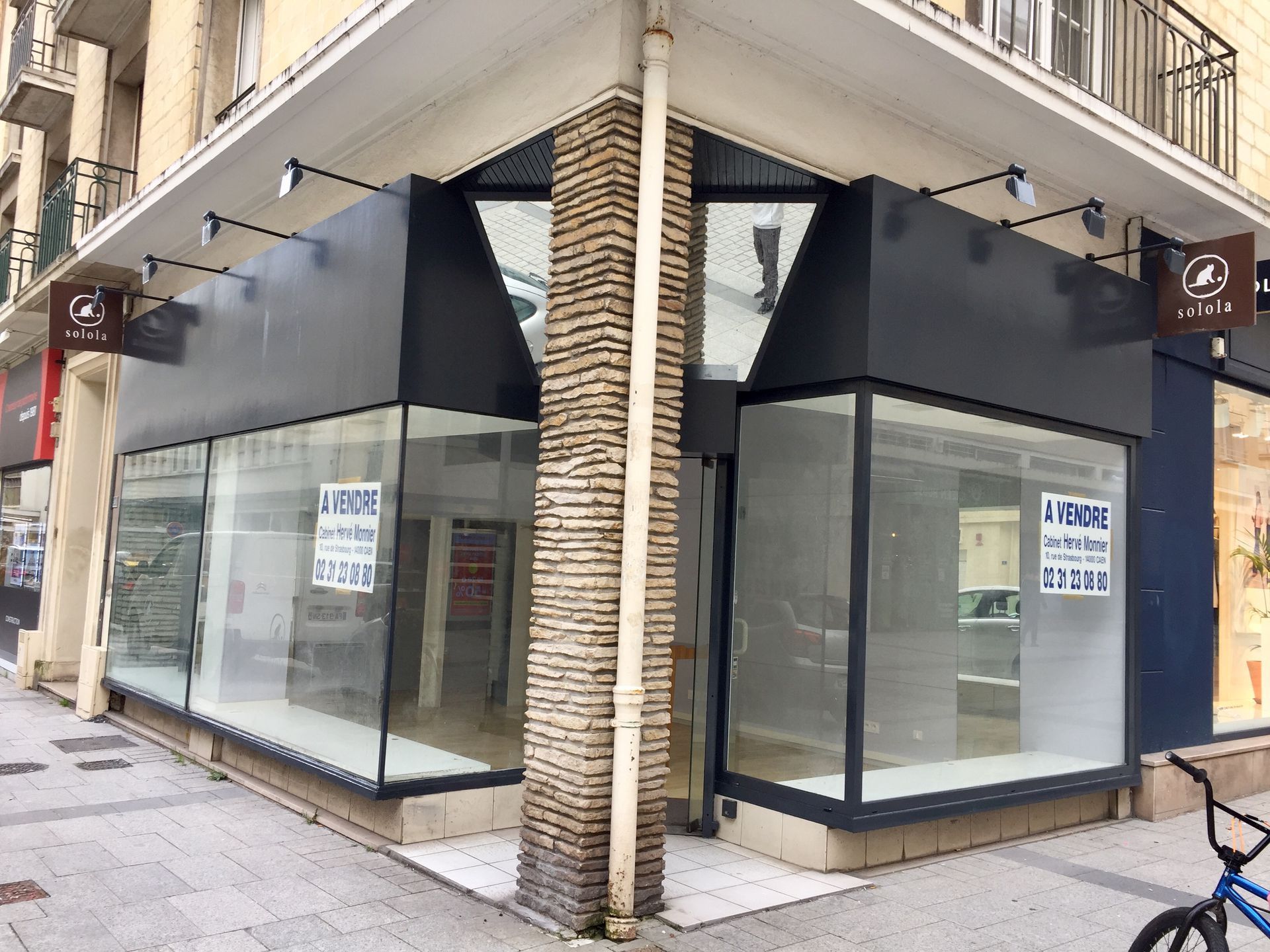 Une façade de magasin.