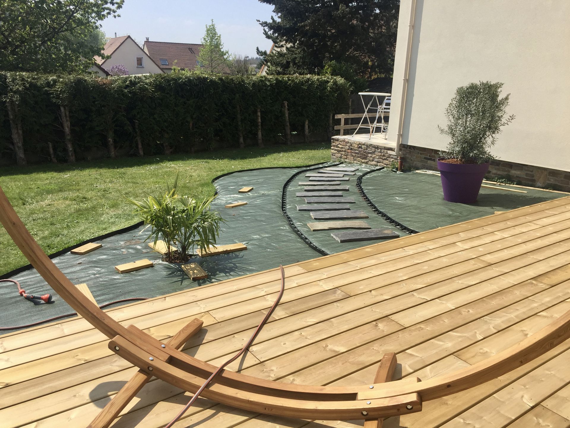 Un jardin avec terrasse bois.
