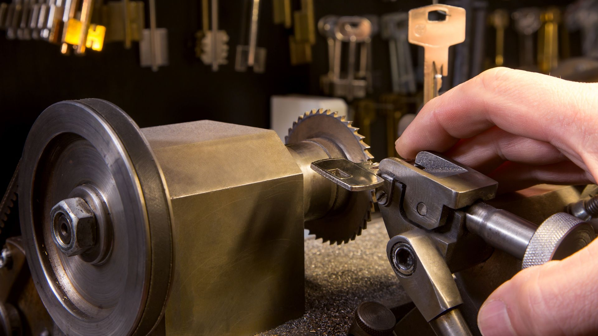 Personne utilisant une machine à reproduire des clés pour créer une nouvelle clé.