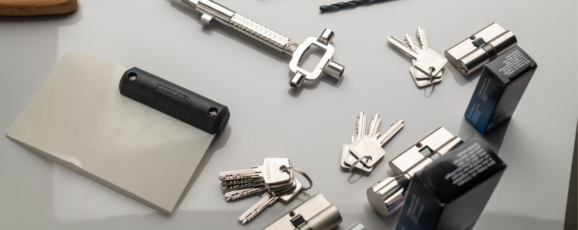 Une collection d'outils de serrurerie, comprenant des clés, des serrures.