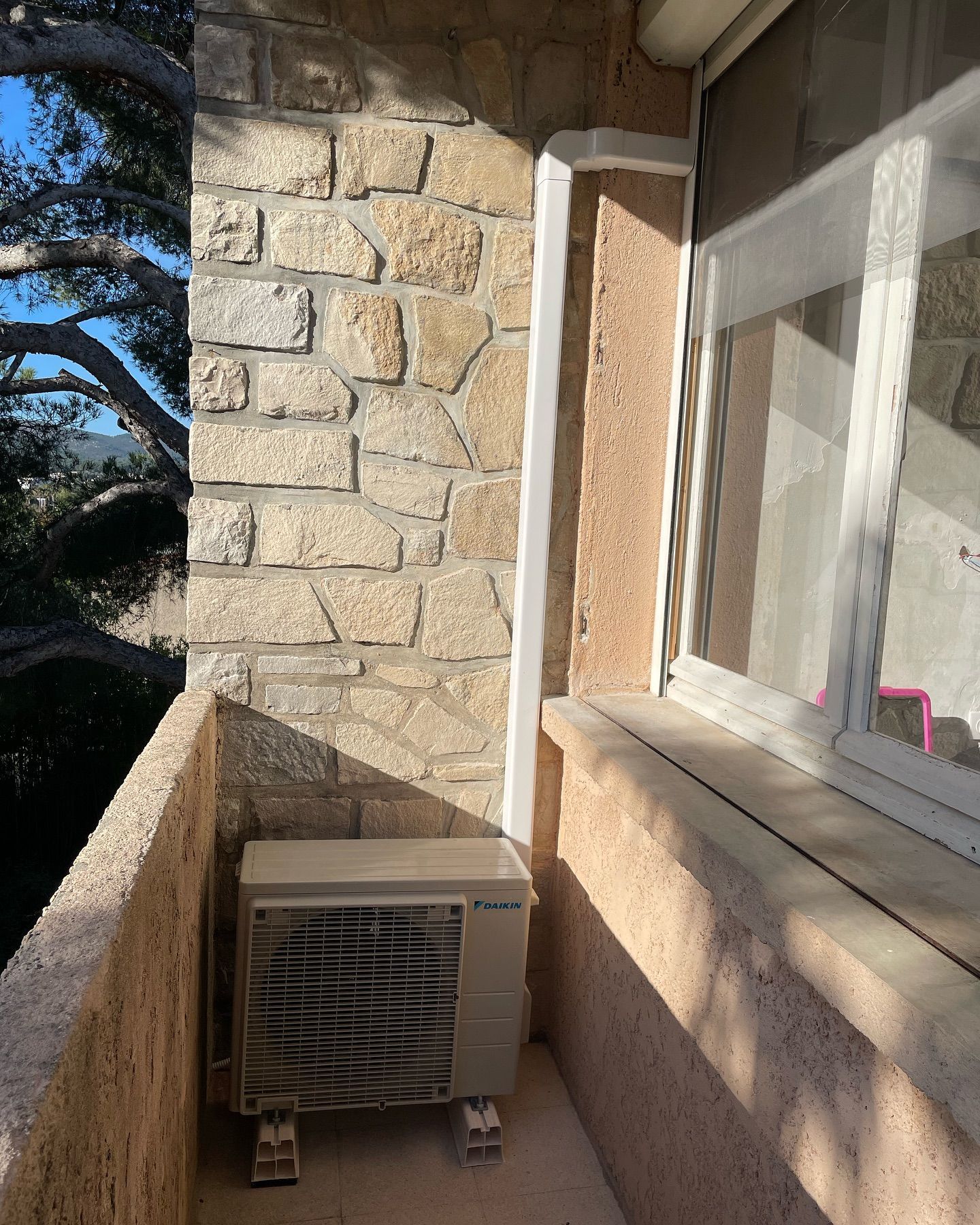 Installation de 4 monosplits DAIKIN Sensira.