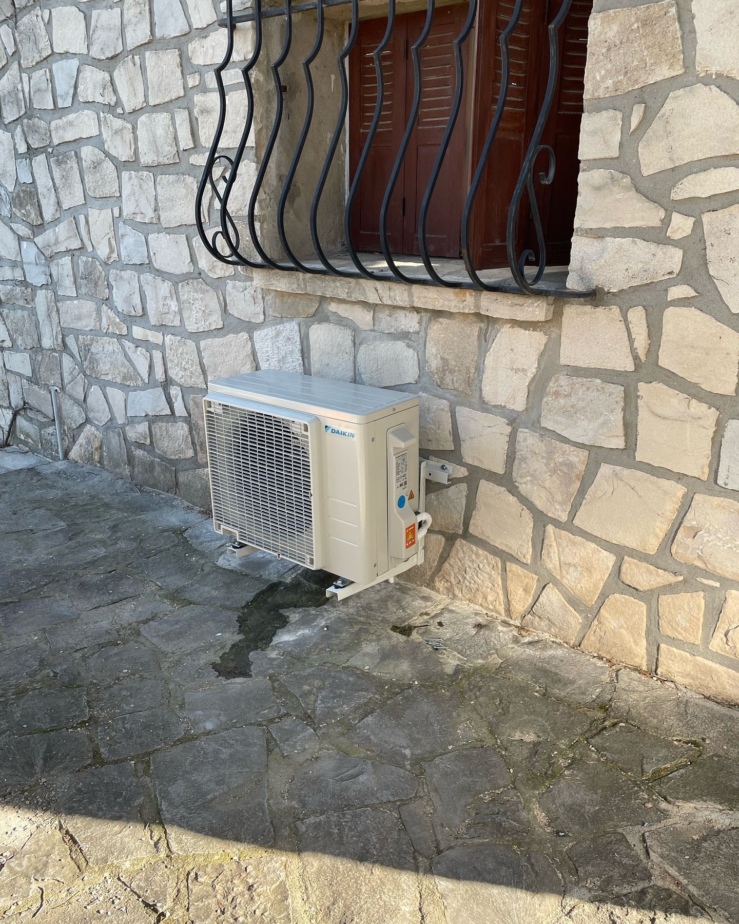 Installation d'un climatiseur.