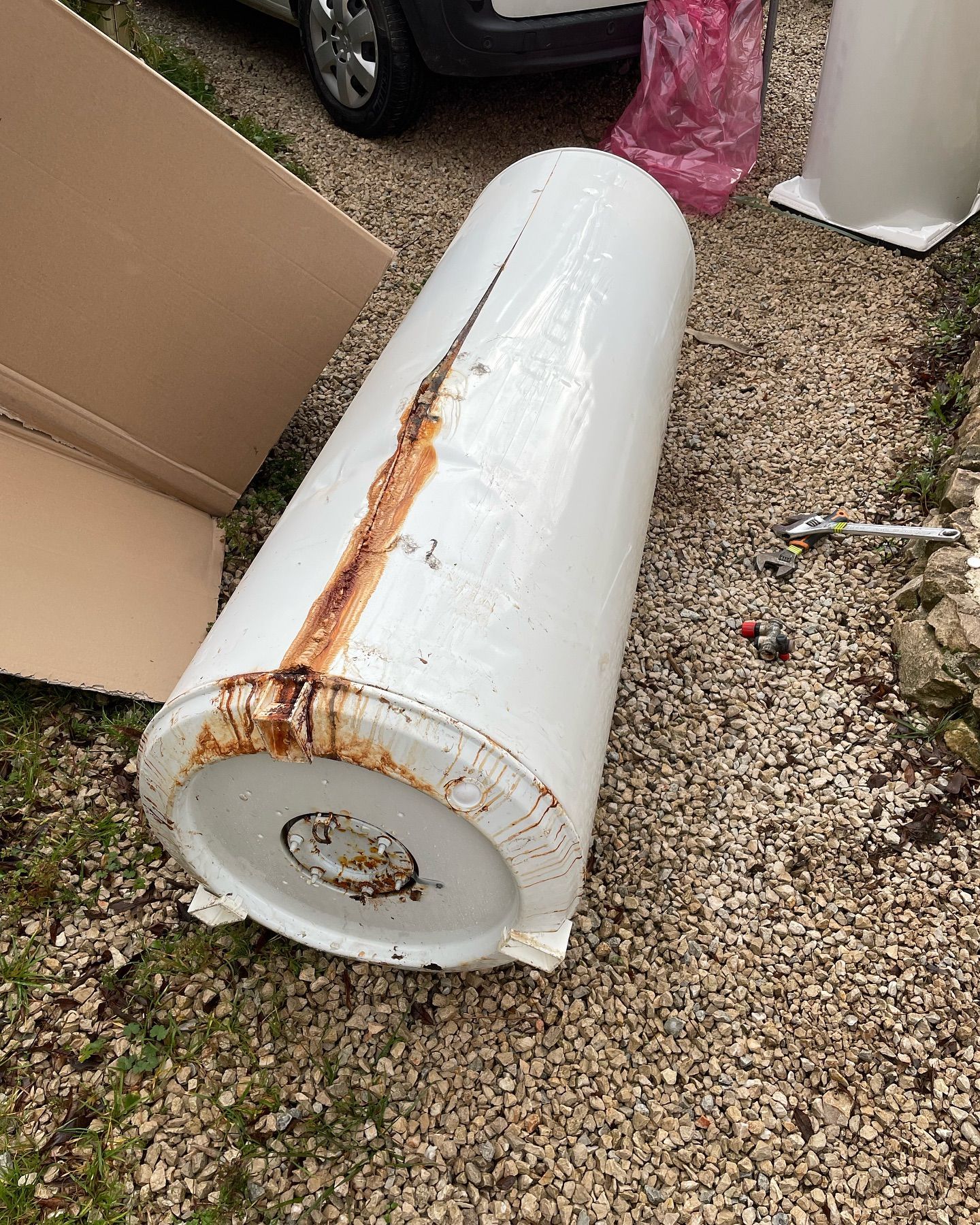 Chauffe-eau rouillé.