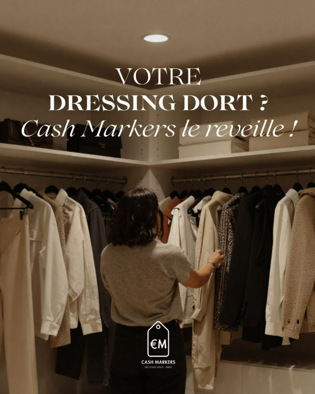 Femme de dos dans un dressing