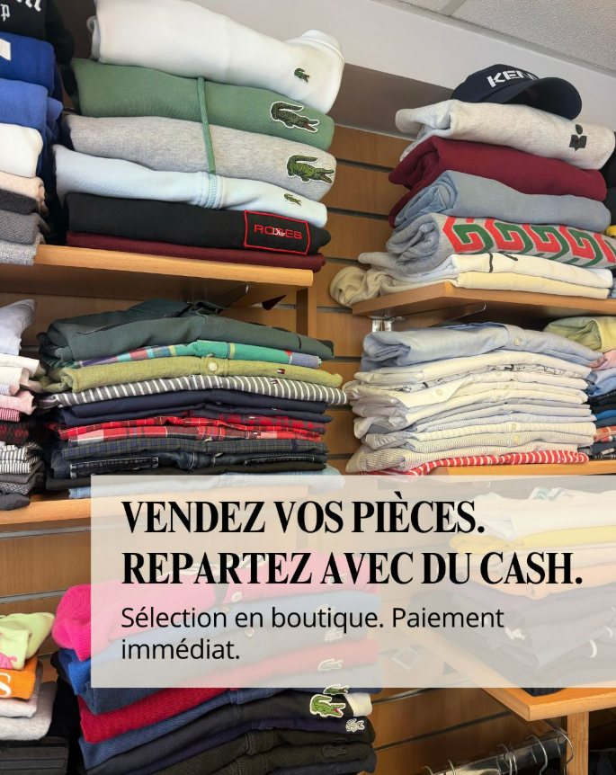 Des étagères avec des vêtements d'occasion pliés