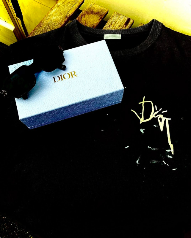 Vide-dressing à Paris Sweat et lunettes de soleil Dior