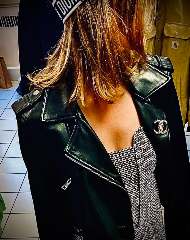 Femme portant une veste en cuir Chanel