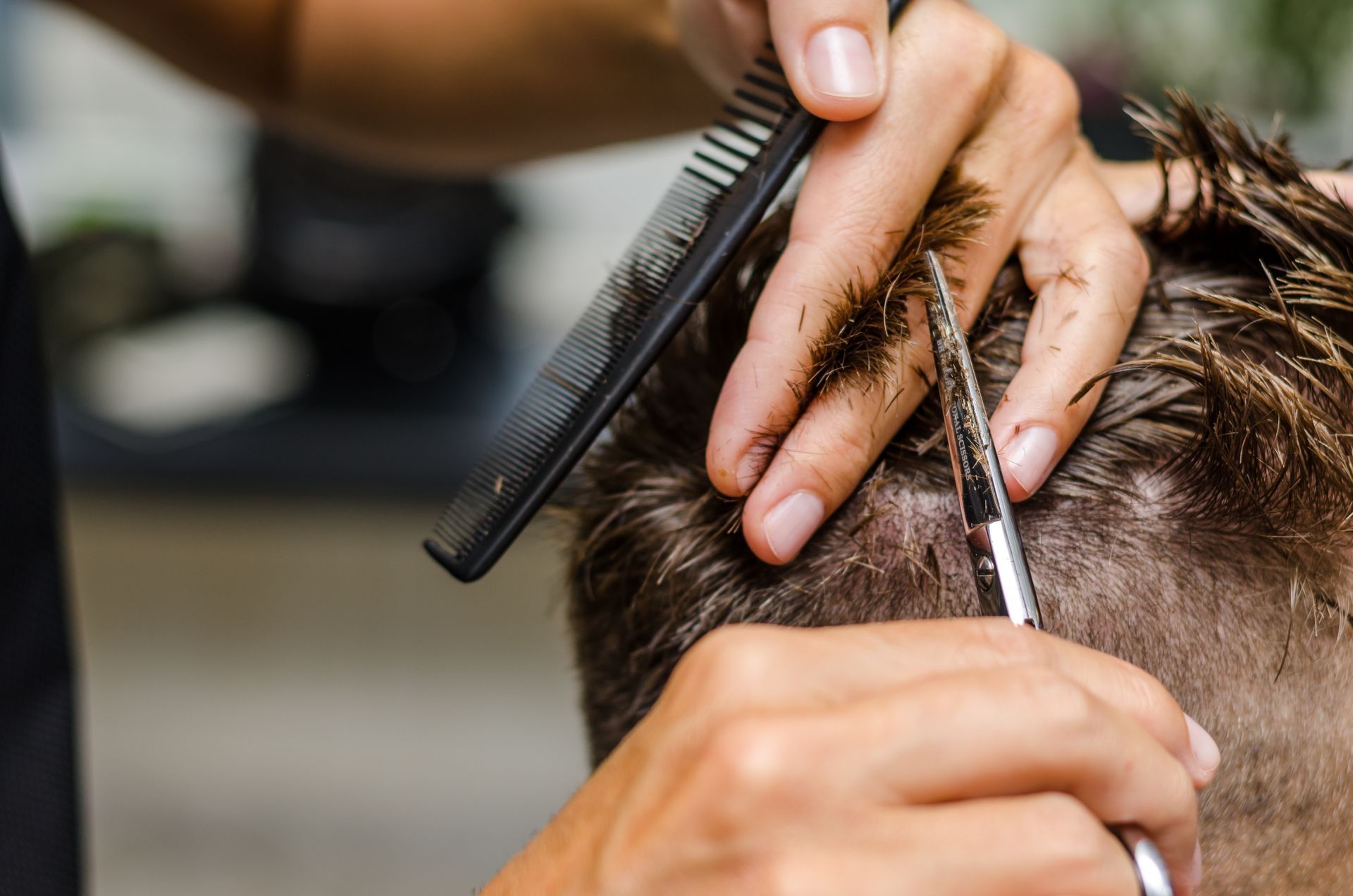 Coupe de cheveux aux ciseaux, sur un homme