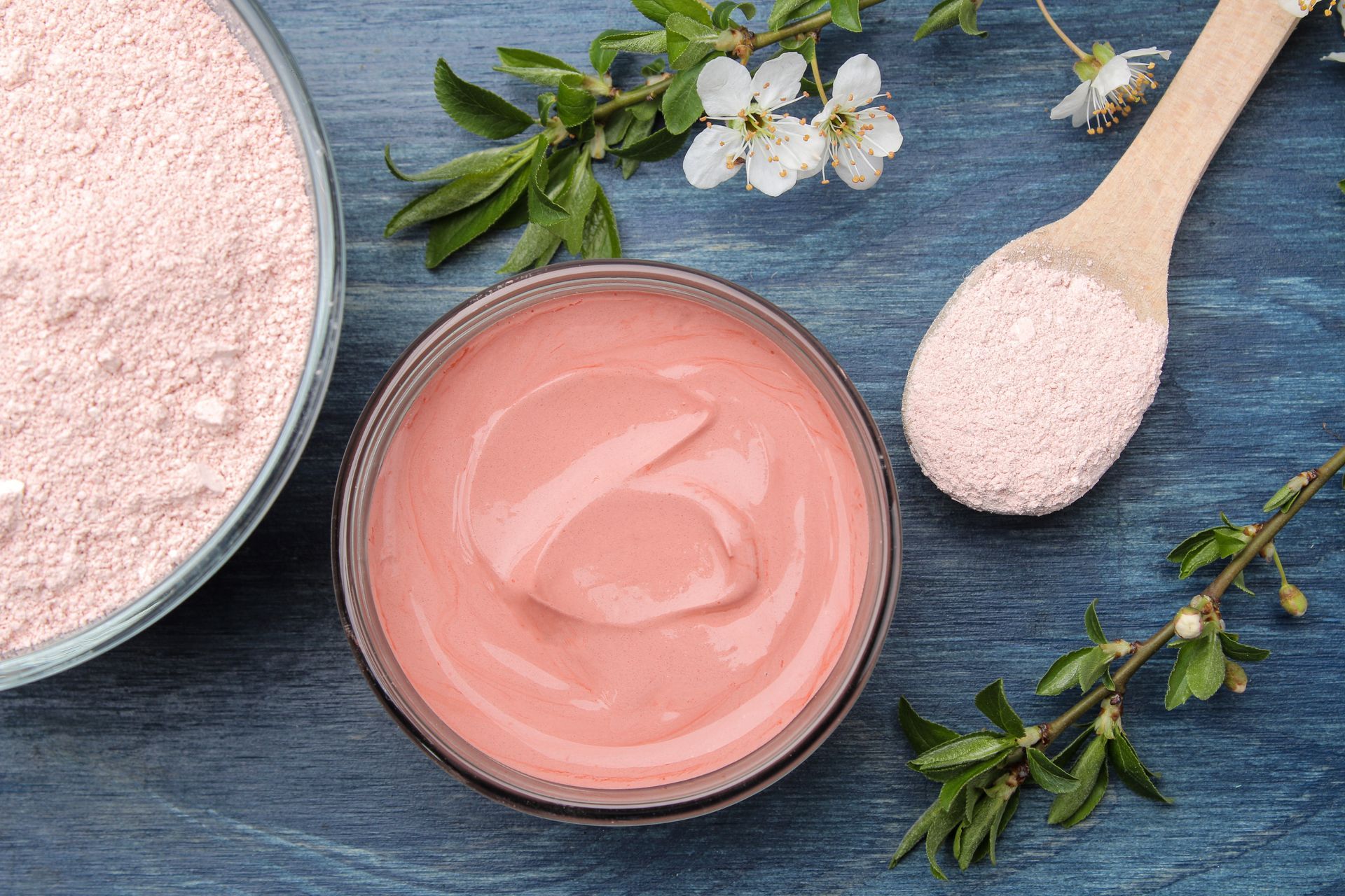 Divers produits naturels et biologiques dans les tons roses