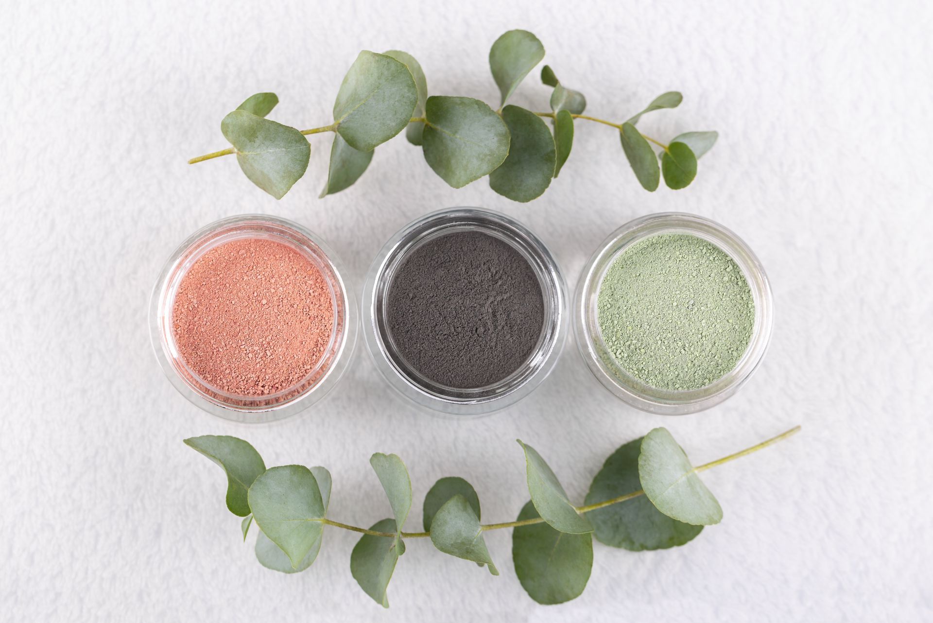 Trois bols avec des pigments naturels