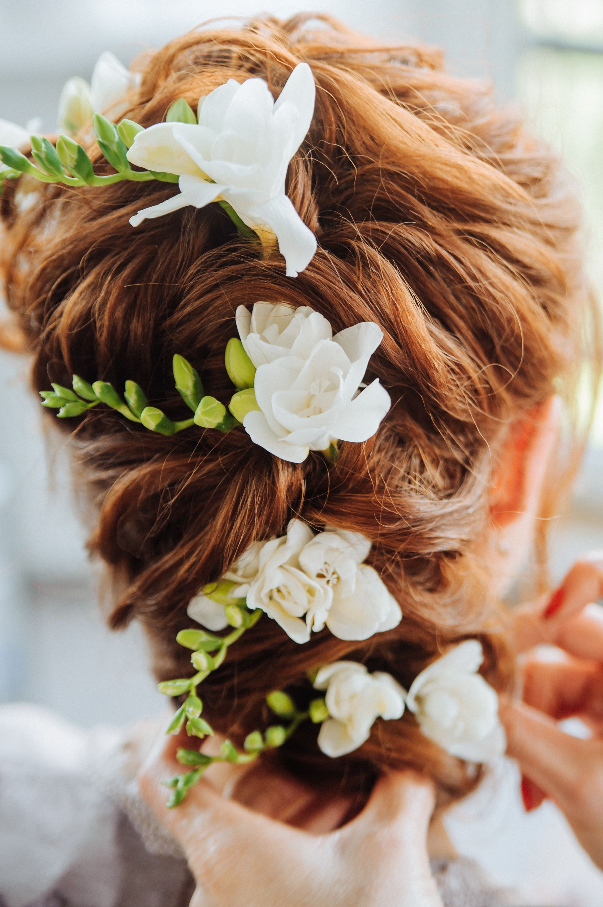 Chignon de mariée avec des fleurs
