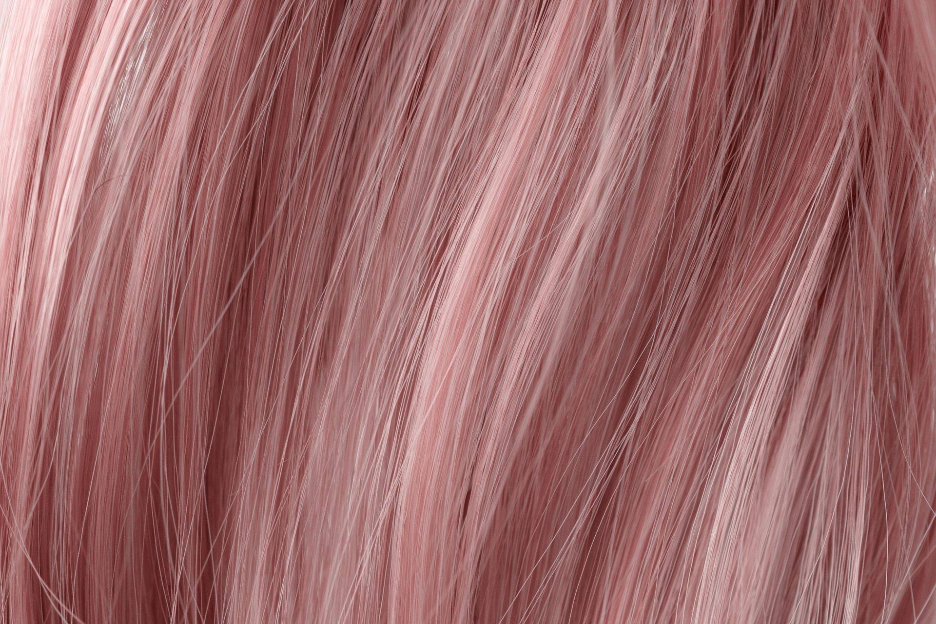 Gros plan sur des cheveux teints en rose