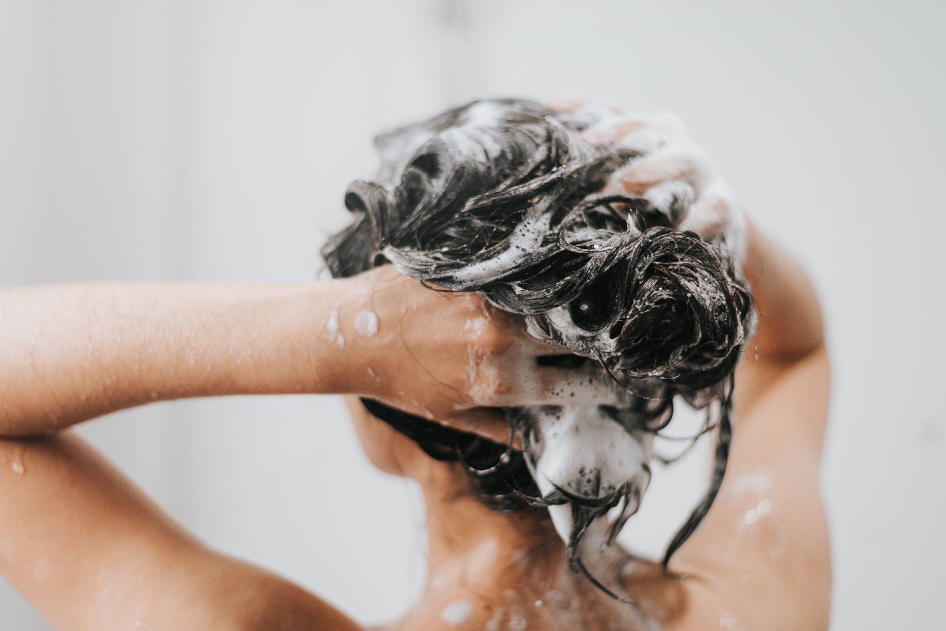 Une femme se lave les cheveux